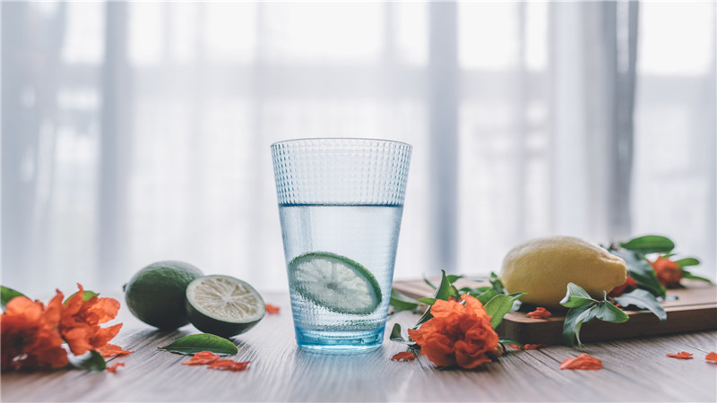 运动水杯里面的弹簧有什么作用