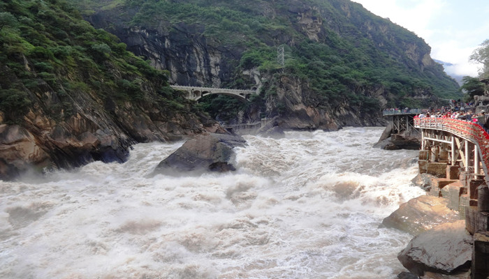 虎跳峡不适宜建造水利工程的原因是什么